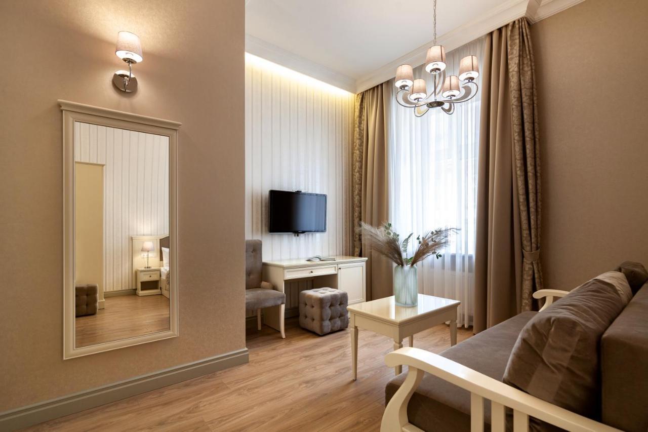 Royal Mini-Apart Hotel On Rynok Square Leópolis Exterior foto